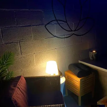 Vip Lounge Avec Jacuzzi Et Jardin Lägenhet *