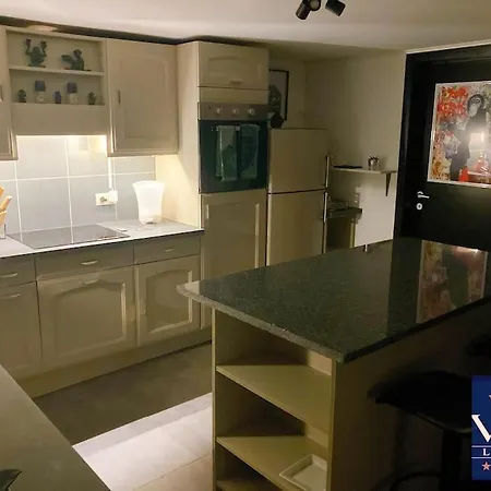 Lägenhet Vip Lounge Avec Jacuzzi Et Jardin
