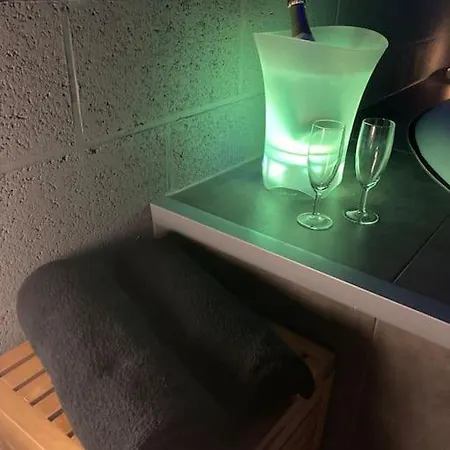 Lägenhet Vip Lounge Avec Jacuzzi Et Jardin Andenne
